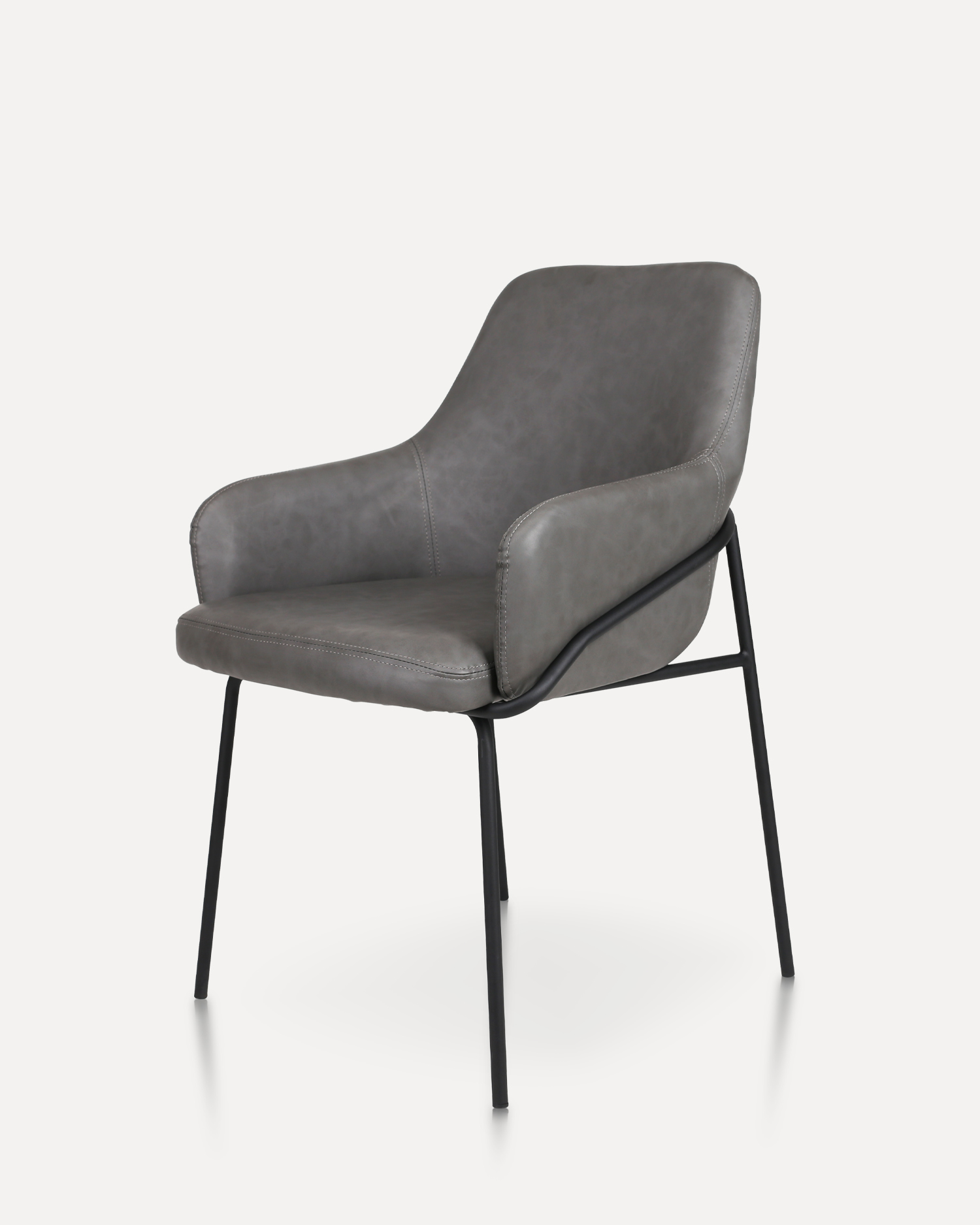 腕付きの革のダイニングチェア