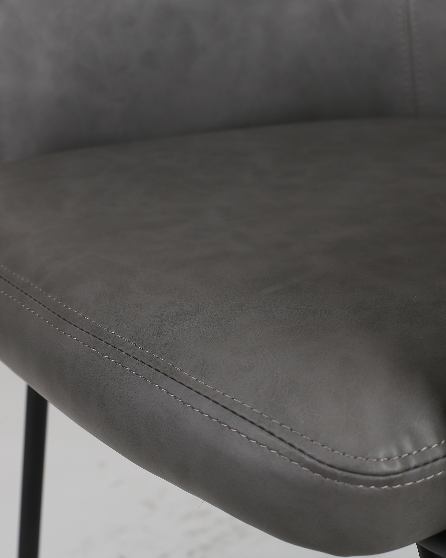 腕付きの革のダイニングチェア 腕付きの革のダイニングチェア