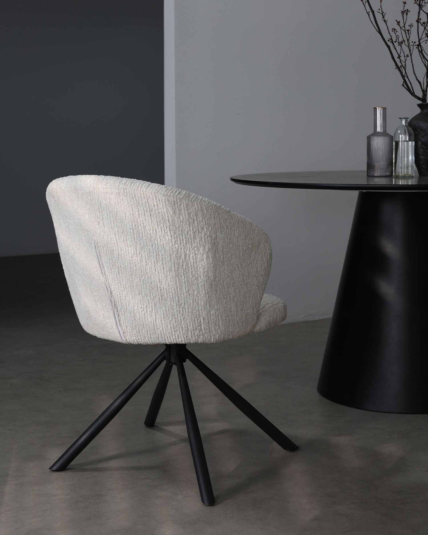 白いスイベルダイニングルームの椅子 白いスイベルダイニングルームの椅子