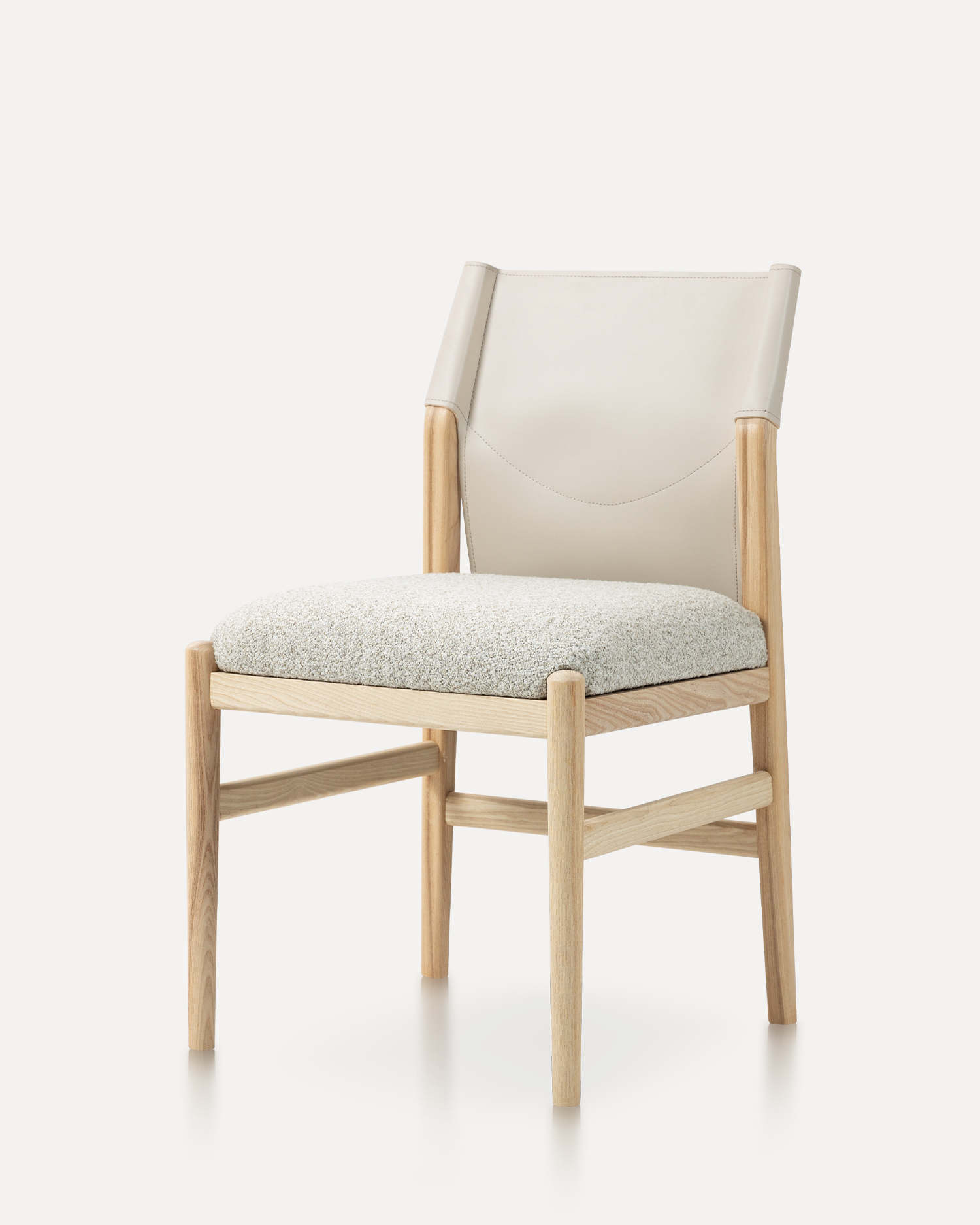 快適なサドルレザーの木製の椅子