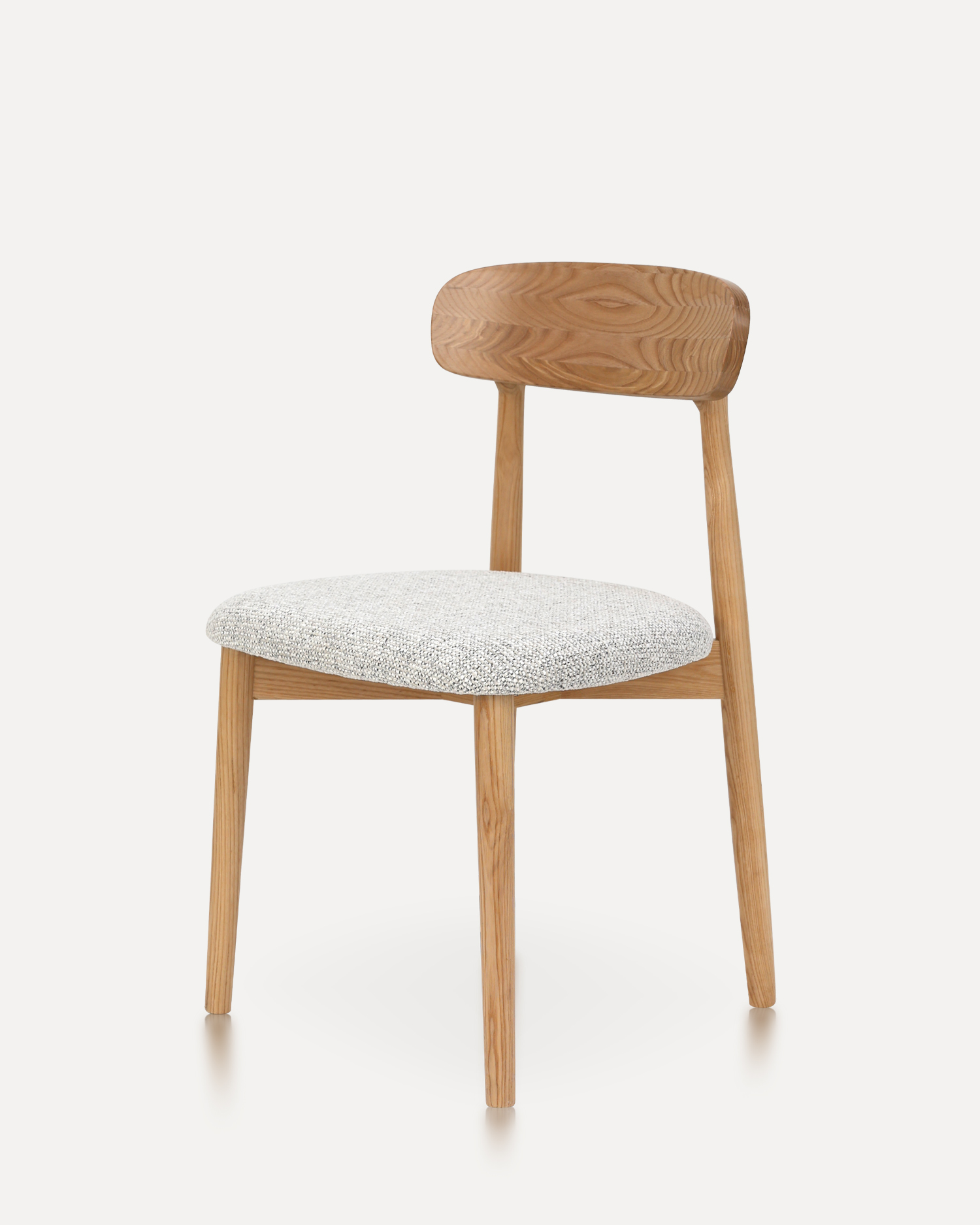 クルミがかったクラシックな木製の椅子