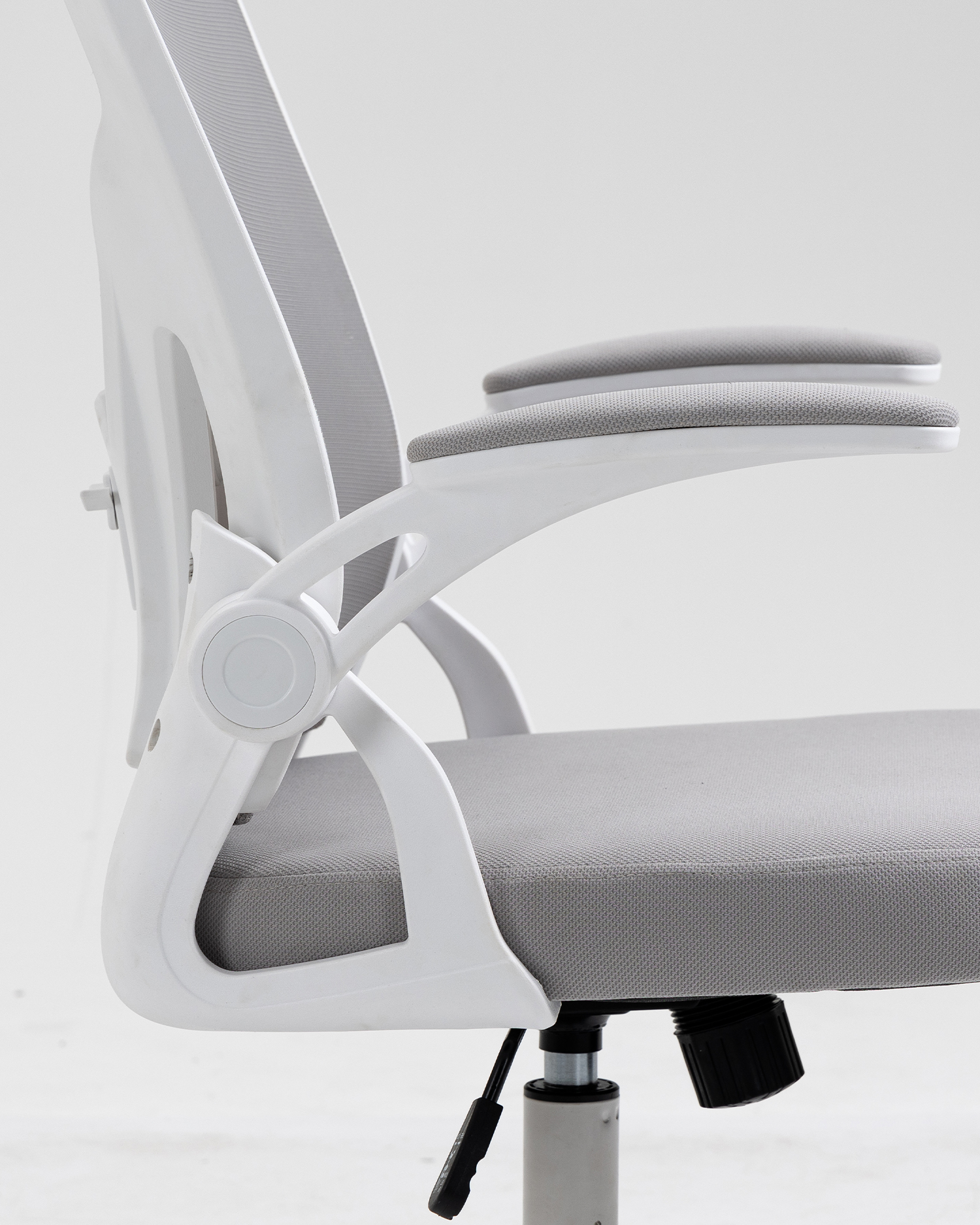 調整可能なアームレストを備えたオフィスチェア 調整可能なアームレストを備えたオフィスチェア