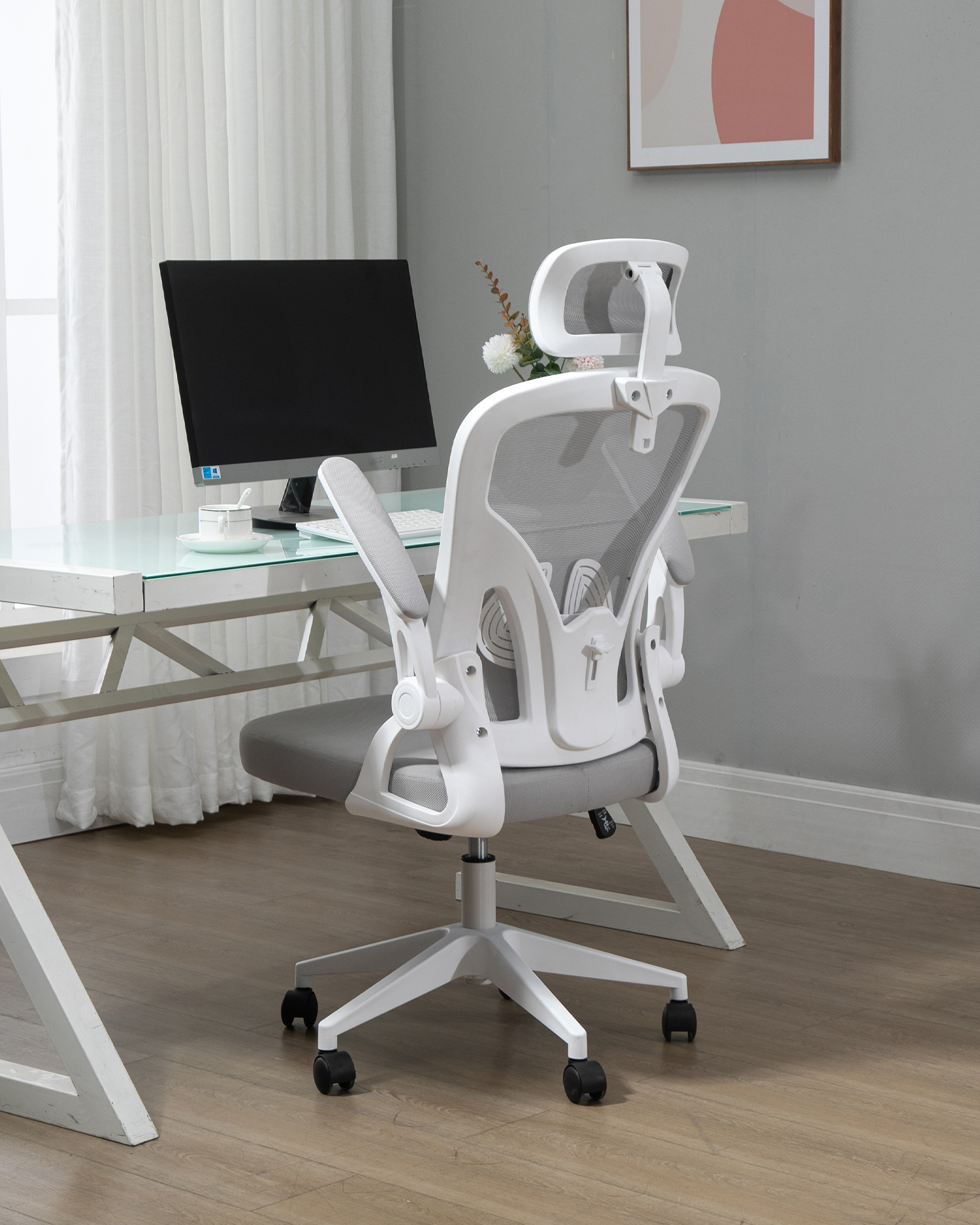 調整可能なアームレストを備えたオフィスチェア 調整可能なアームレストを備えたオフィスチェア