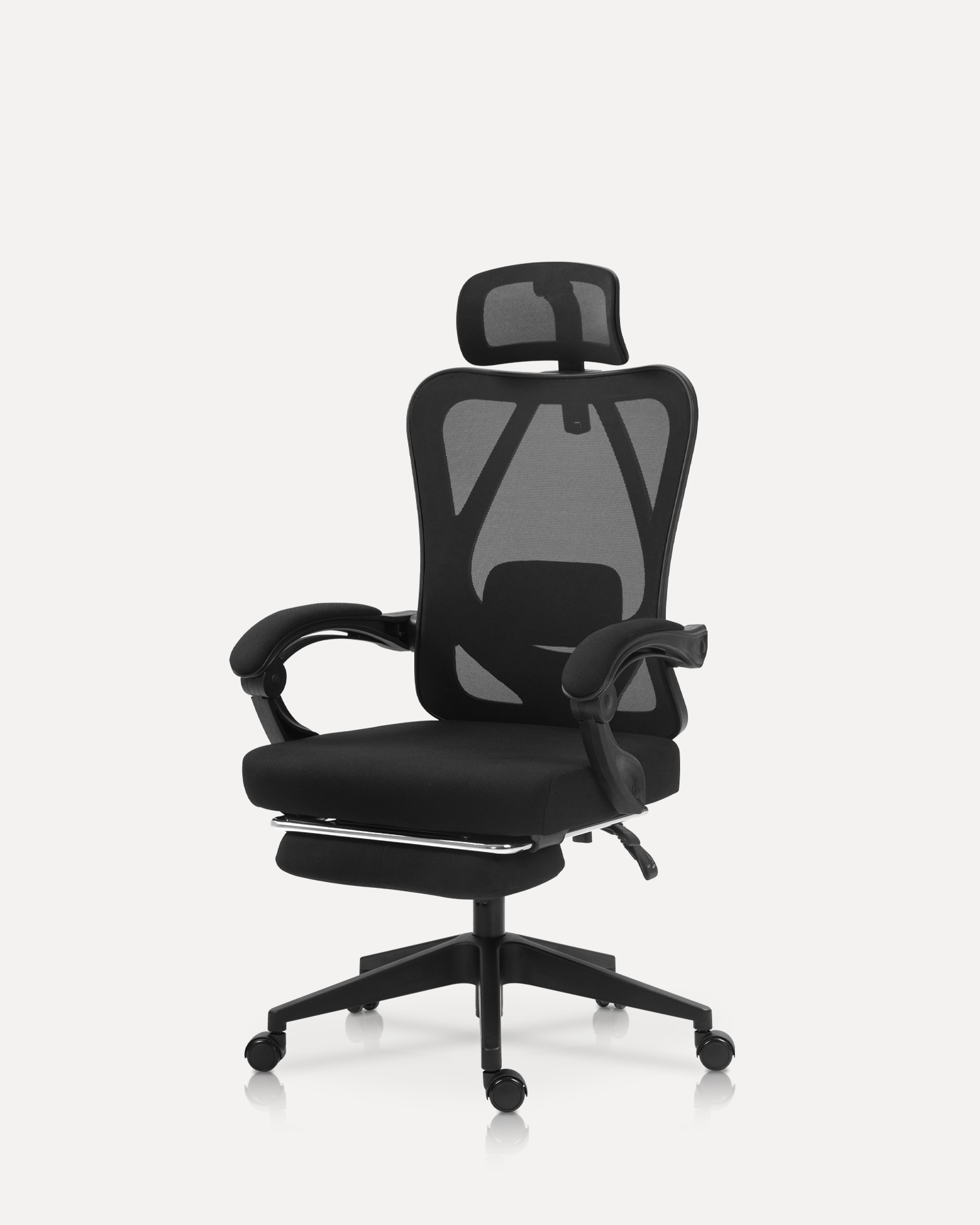 フットレストを備えたオフィスチェアをリクライニングします